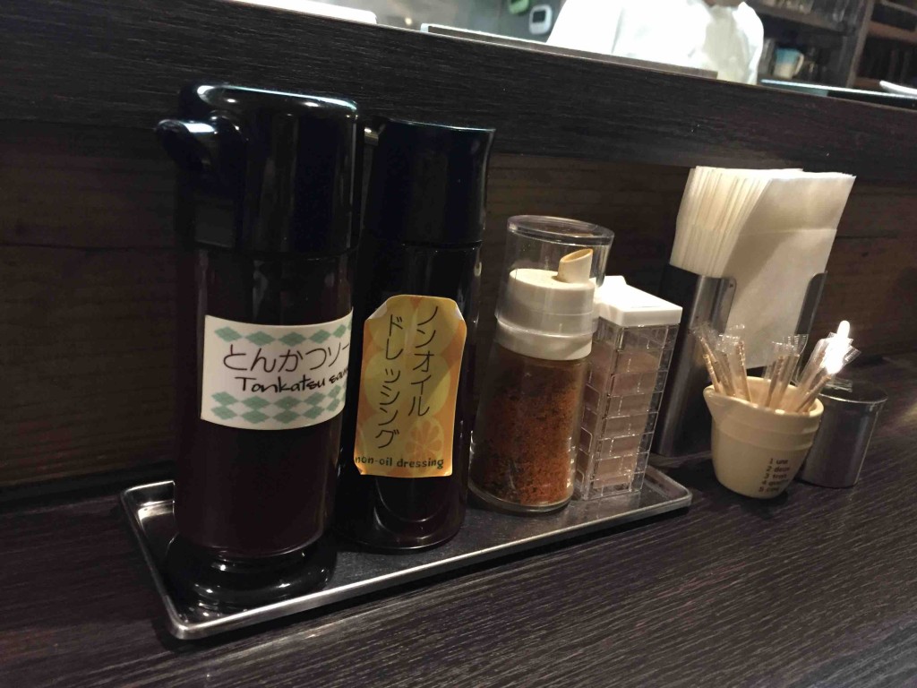 お塩で食べるのがツウっぽいし、おいしいですが、とんかつソースが相当うまくて、ぜひ半々で食べるのがオススメです