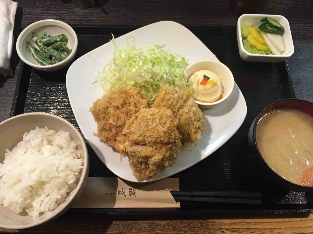 自家製マヨネーズで作ったポテトサラダと、豚汁、日替わり小鉢もついてボリュム満点！