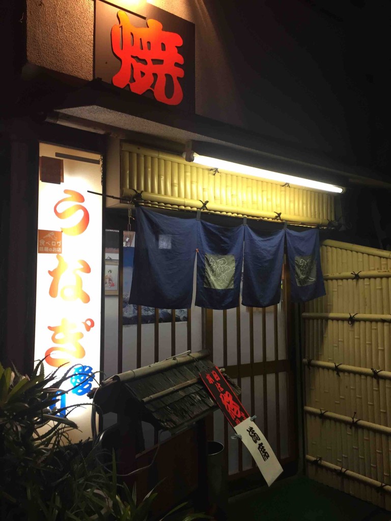 夜は17-19時までの営業。この日も満席の文字。事前予約が必須のようです