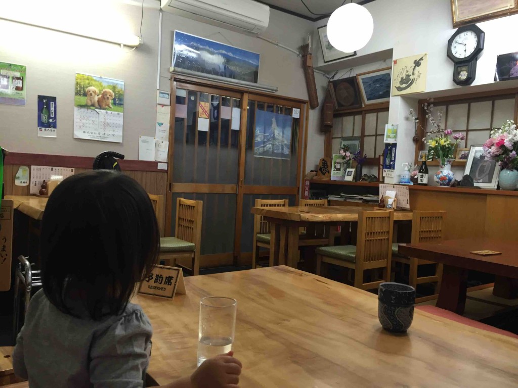 店内はテーブル席と掘りごたつ席。子連れでもOKなのがうれしいです