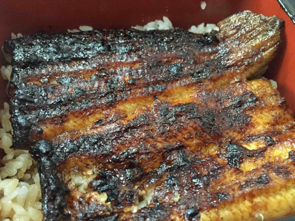 蒸さずに焼く関西風は、噛みごたえもあって、タレの香ばしさも、パリパリ感も◎！それでもちゃんと柔らかい。