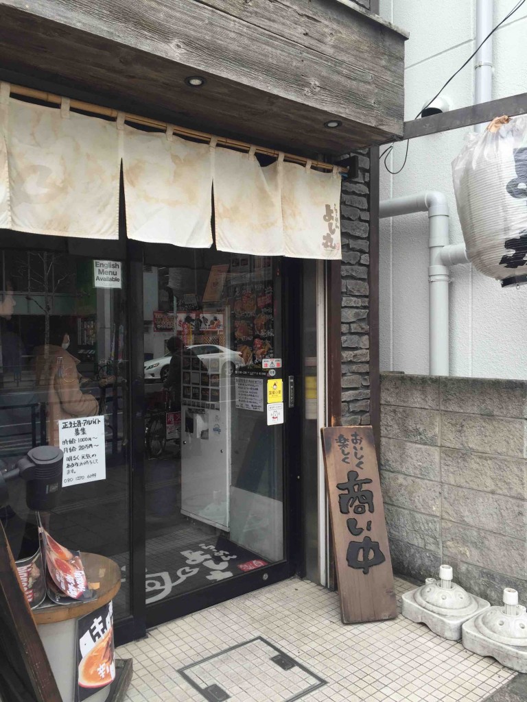 店舗の間口は意外に小さいので、通り過ぎそうになります