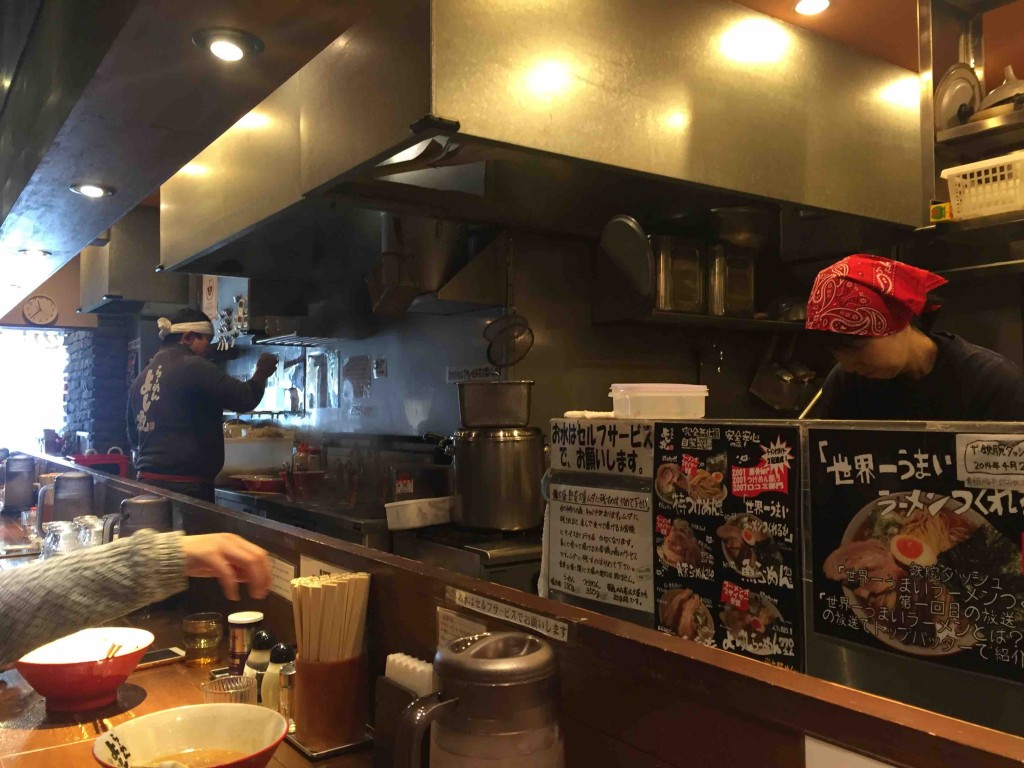 店内はカウンターのみ◎席。ハンガーや荷物カゴもあります