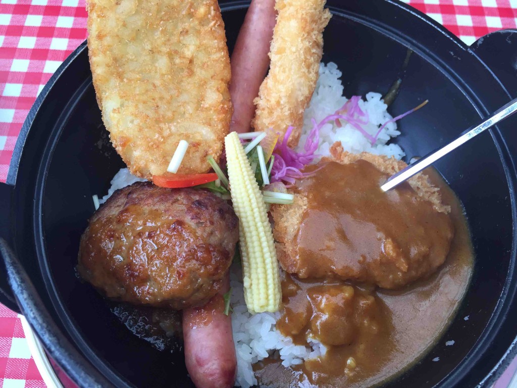 園内のレストラン「ビックハート」の名物メニュー「怪物（モンスター）丼」（1350円）。あきらかに『怪物くん』からですよね・・・そのネーミング（笑）