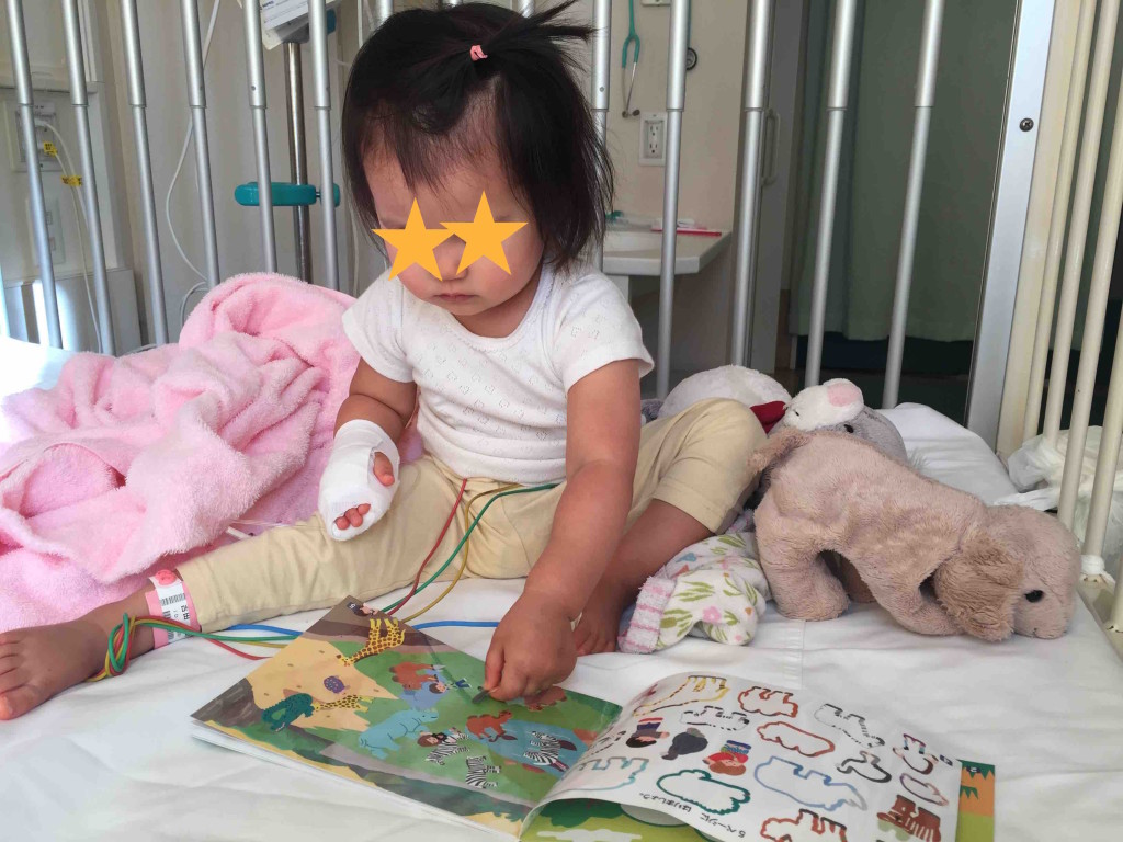 点滴のため、片手遊び。暇すぎて、貼ったシールを剥がして元に戻す遊びも開発