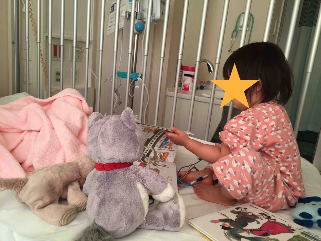 ベッドの上から降りれないため、ぬいぐるみたちに絵本を読んであげるの巻