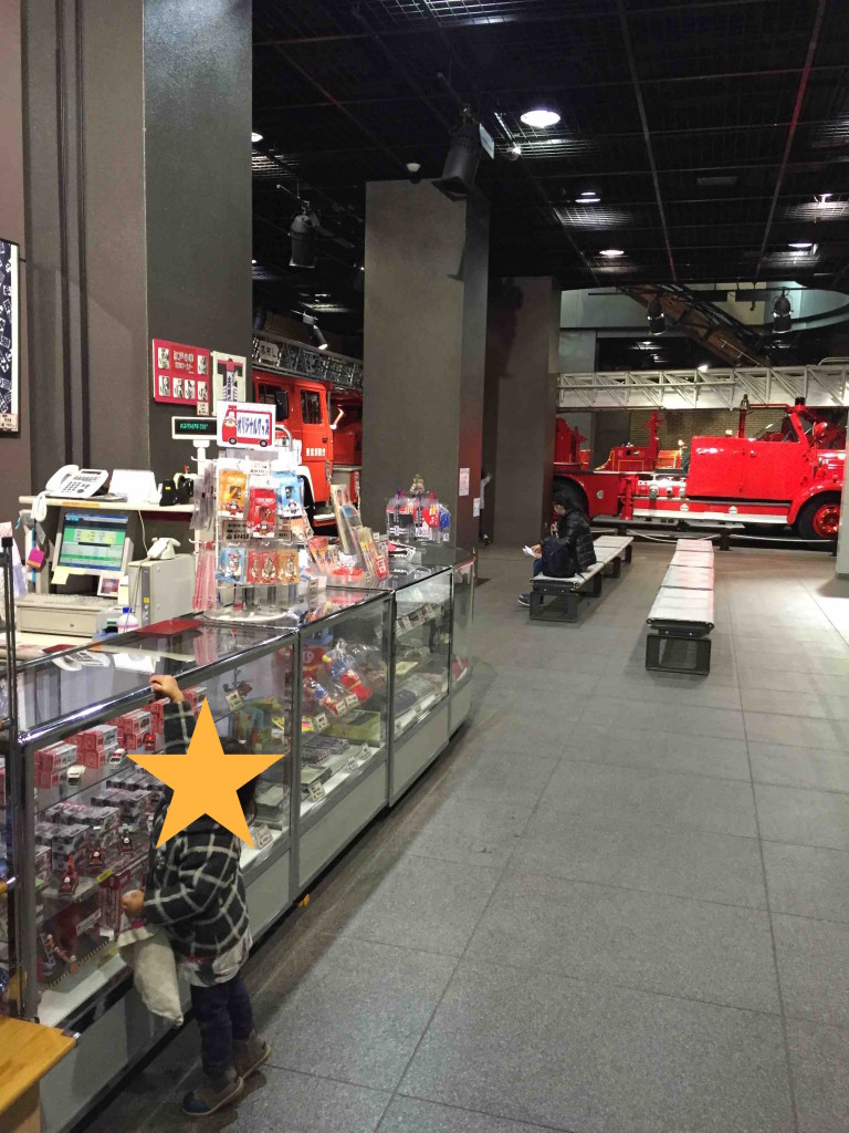 東京メトロ丸ノ内線四谷三丁目駅２番出口直結。地下からいくと、すぐに売店が！