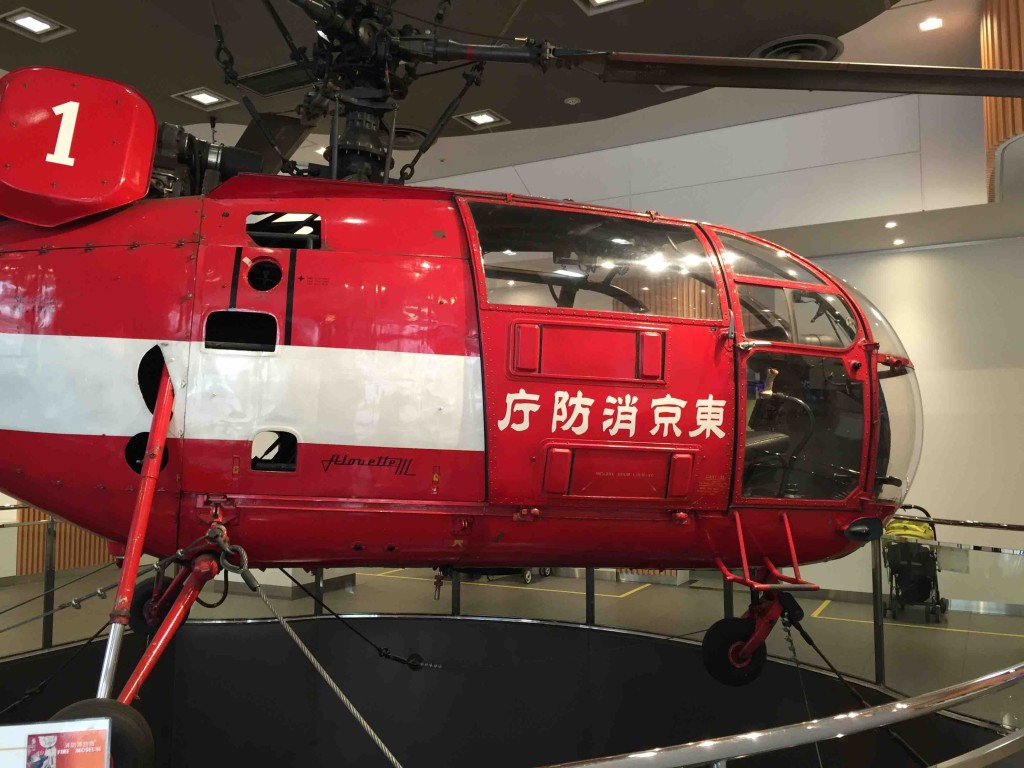 エントランスホールにある本物の消防ヘリコプター。