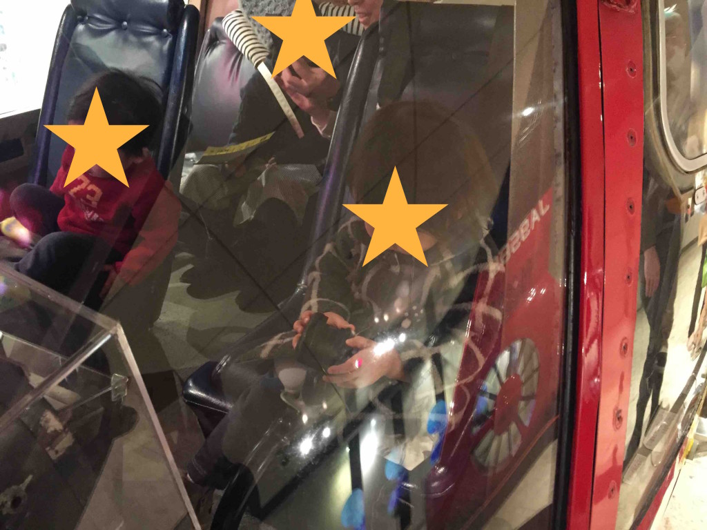 ３階に展示してあるヘリコプターはモニターを見ながら操縦もできます