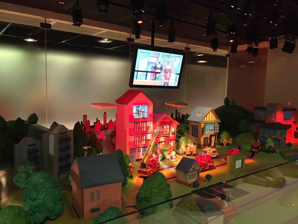 ショーステージではハシゴ車や放水車のおもちゃが走り回って、パフォーマンス。