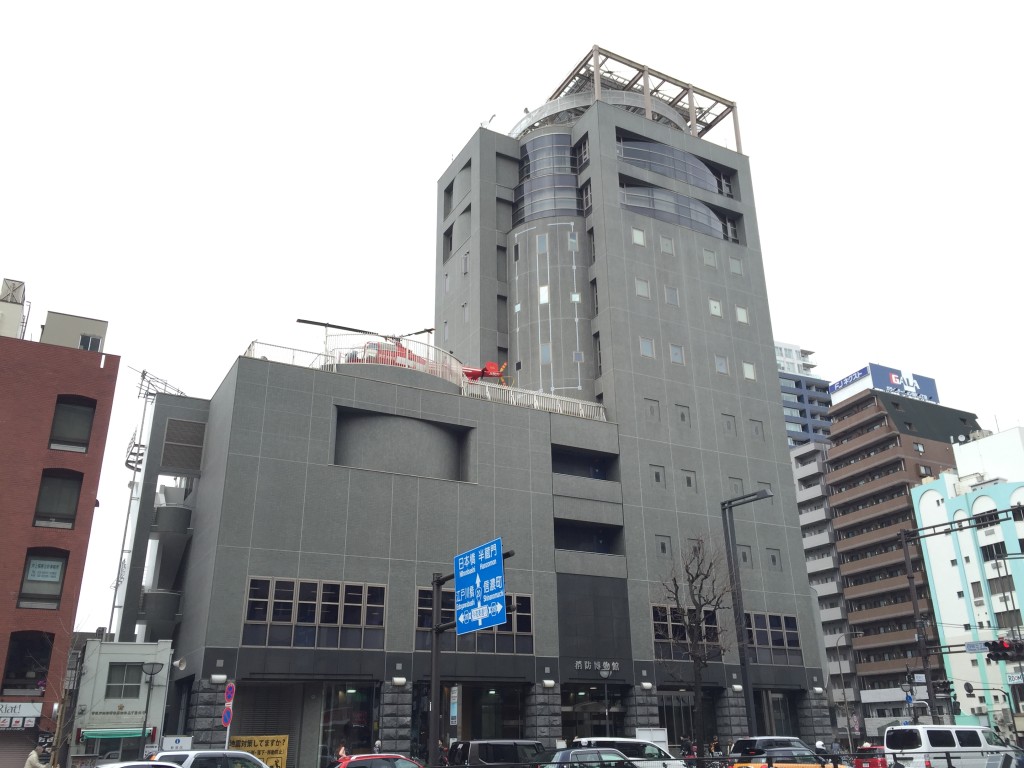 地下から入ったので建物の全貌を見るのは、終わってからですが、こんな感じです。