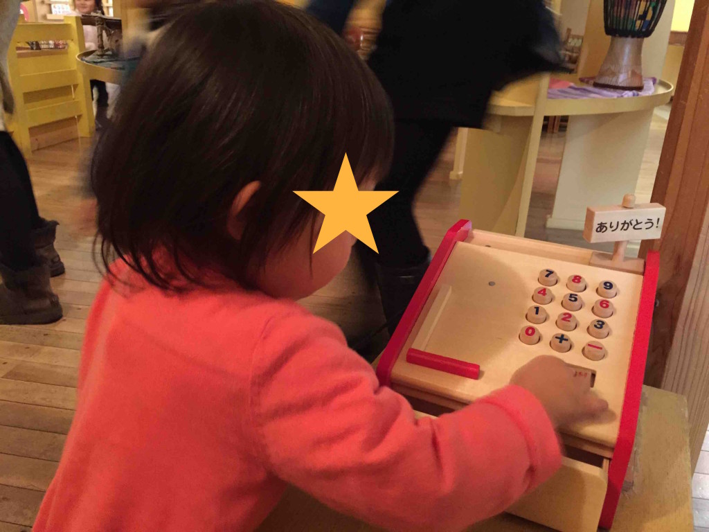 ここでは、レジスターまで木製。ちゃんと「チーンッ！」と音がなる。