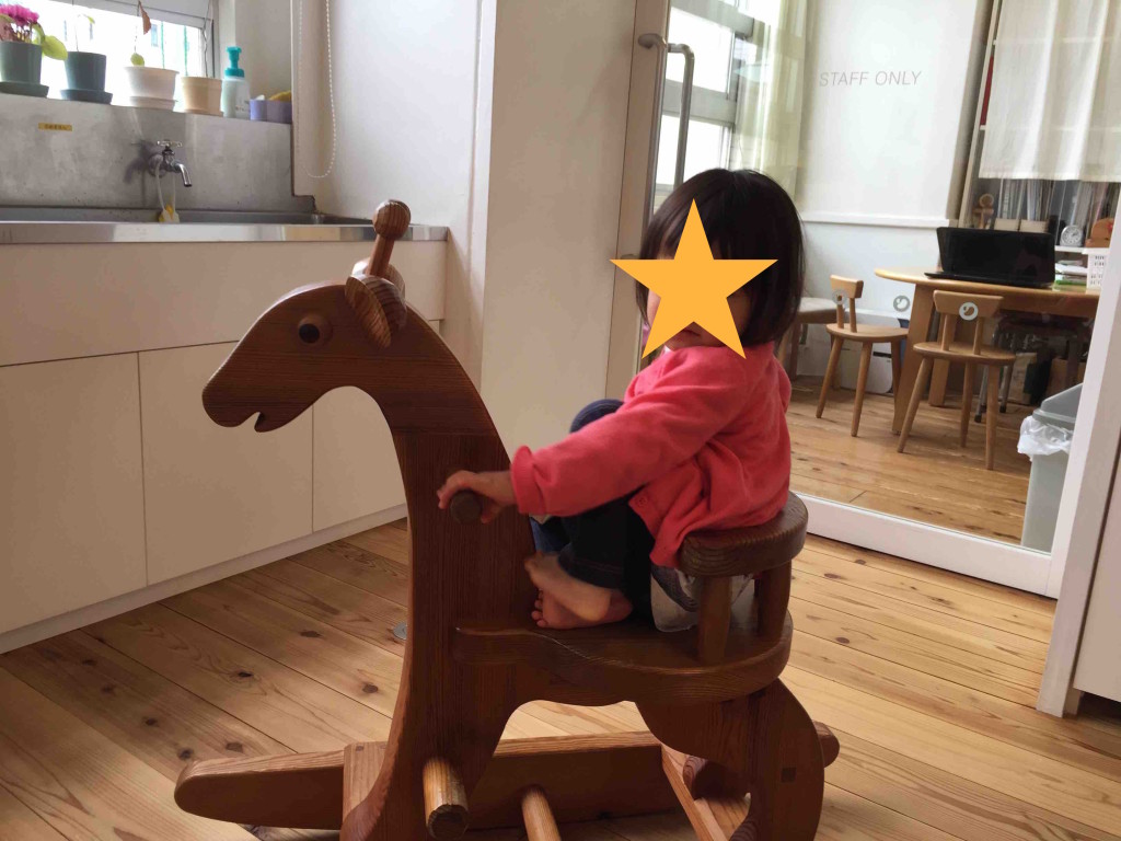 赤ちゃん部屋では、最年長なのをいいことに、のびのび遊んでました