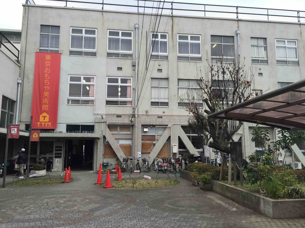 消防博物館からベビーカー押して徒歩8分くらいで、東京おもちゃ美術館に到着