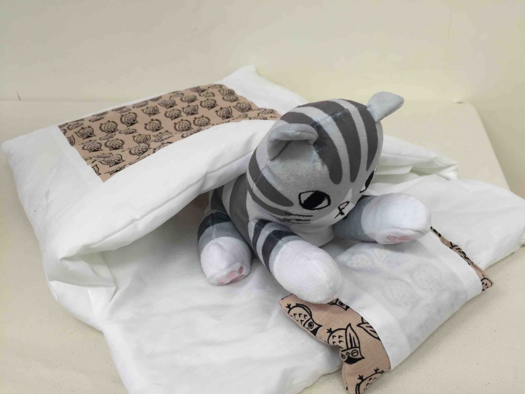 おやすみニャン かわいい寝姿を自慢できる 猫用和布団の会　3600円（税抜）