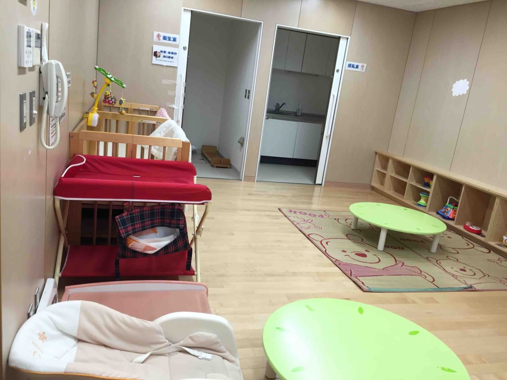 乳児向けのお部屋も充実。体重計や身長計、オムツ替えもできます（もちろんトイレは別にもちゃんとある）