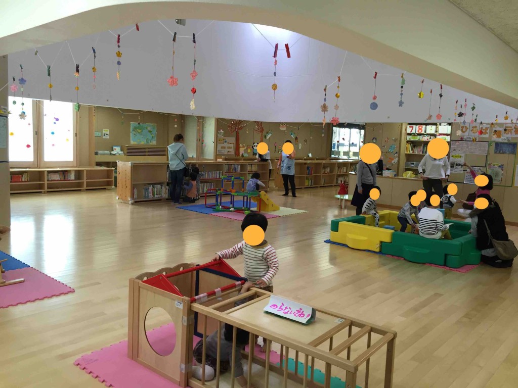 中にはいると、かなり広々。相当余裕のあるスペースの使い方。