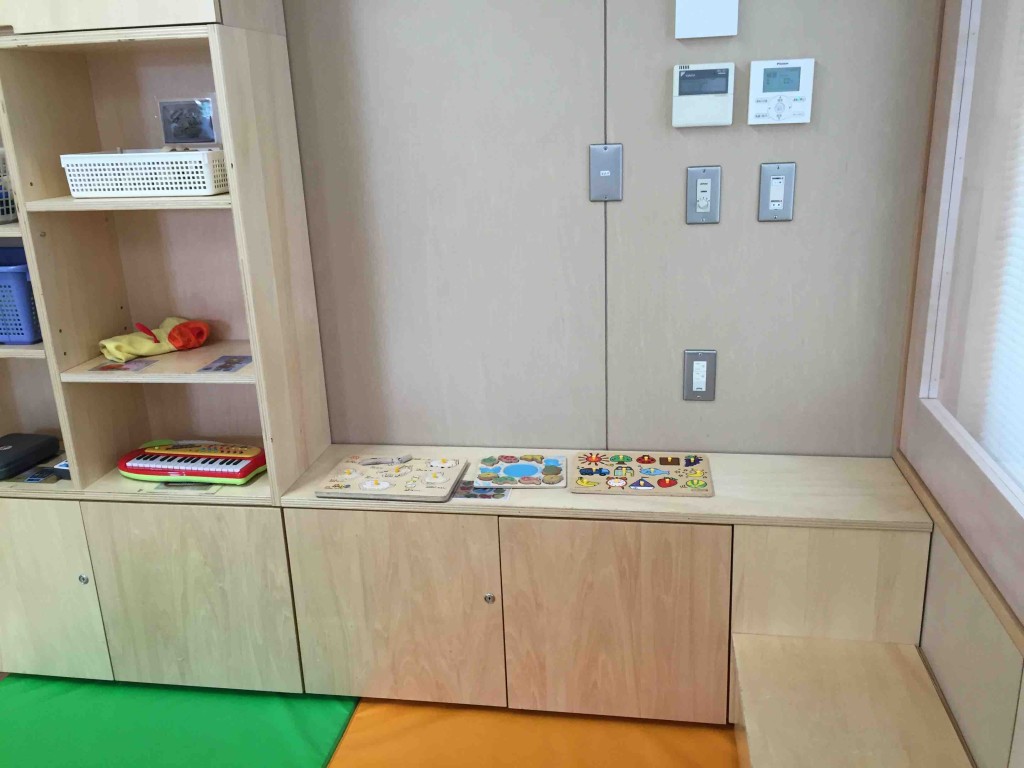 この大広間以外にも小部屋がいろいろ。パズルやおもちゃが置いてある部屋とか（扉はなく、大広間の延長線で動ける）