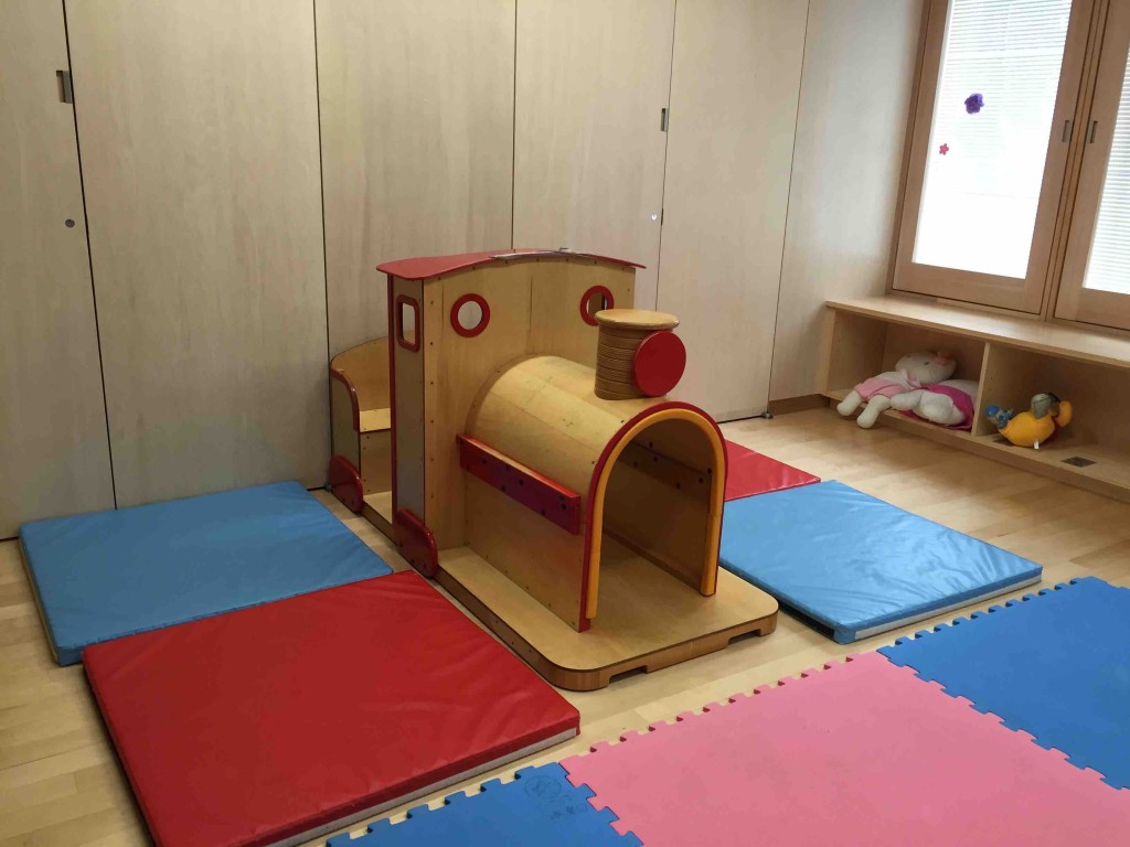 おままごとセットや電車のおもちゃがある部屋も。