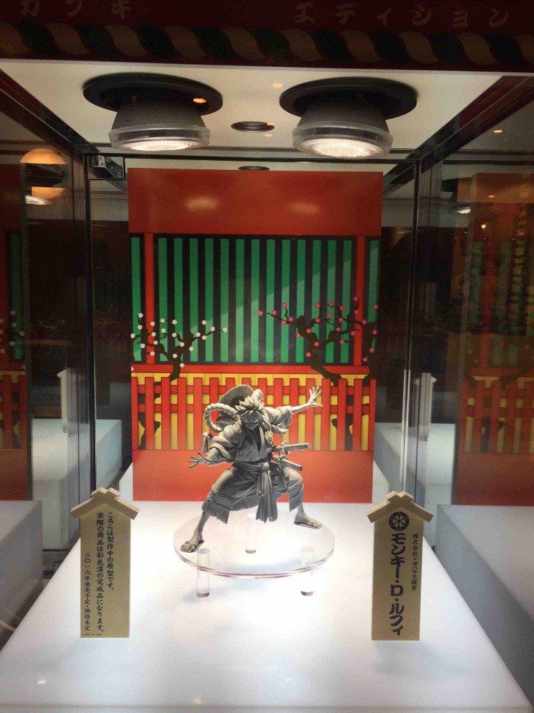 公演中は、彩色前の模型が劇場に展示されておりました