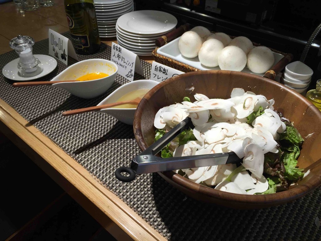 サラダは食べ放題。ドレッシングもこだわりの自家製。