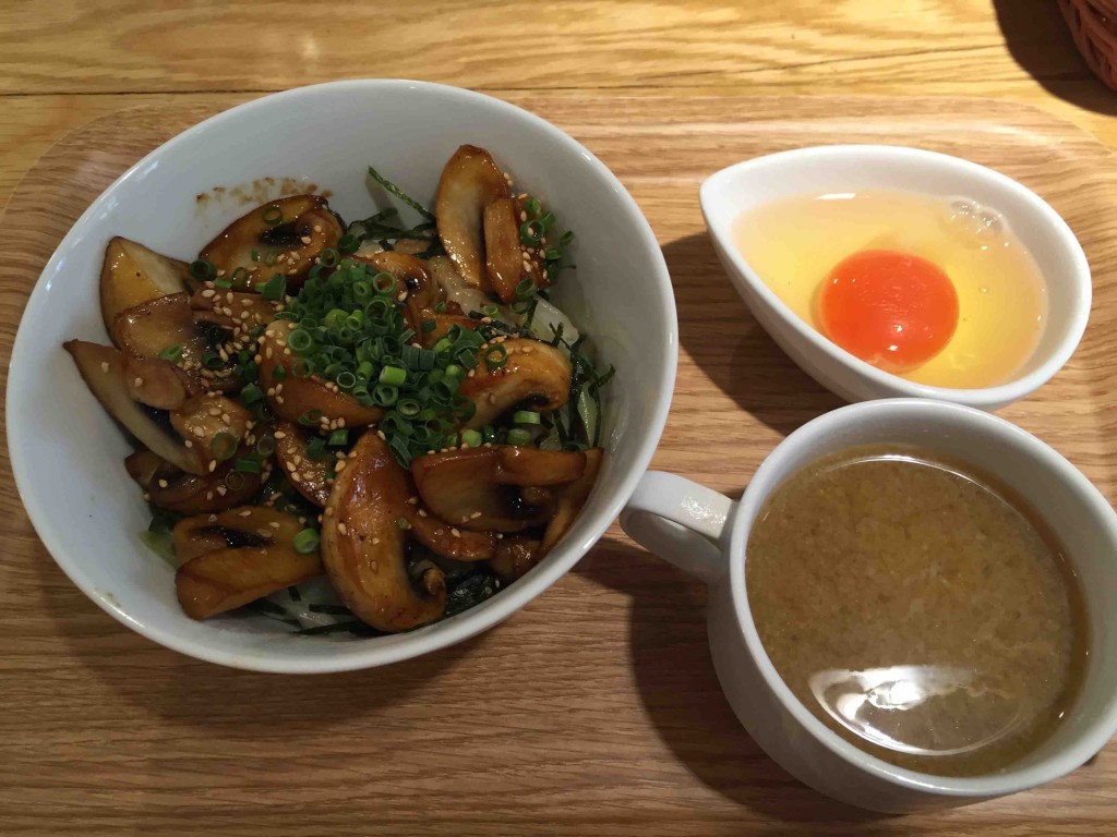 マッシュルームトーキョーこだわりの　TKGランチ　９８０円（税込）