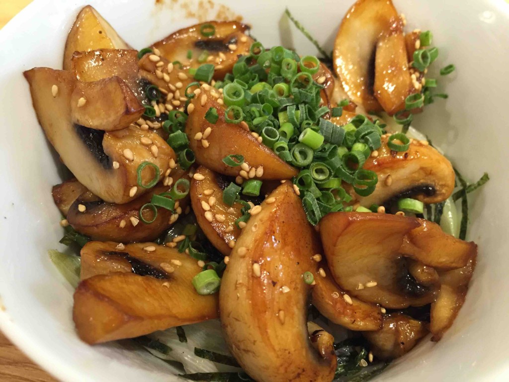 マッシュルーム、ネギ、ゴマを醤油とバターでソテー。いたってシンプルながら、びっくりするほどおいしい！