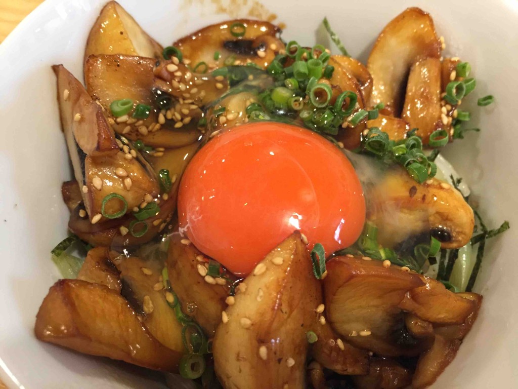 卵を載せると、見た目にも派手さが出ます（笑）。溶いてかけても、そのまま載せても、どちらでもOKだそうです（byシェフ）