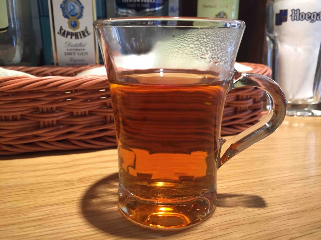 〆にはサービスであたたかいルイボスティー。