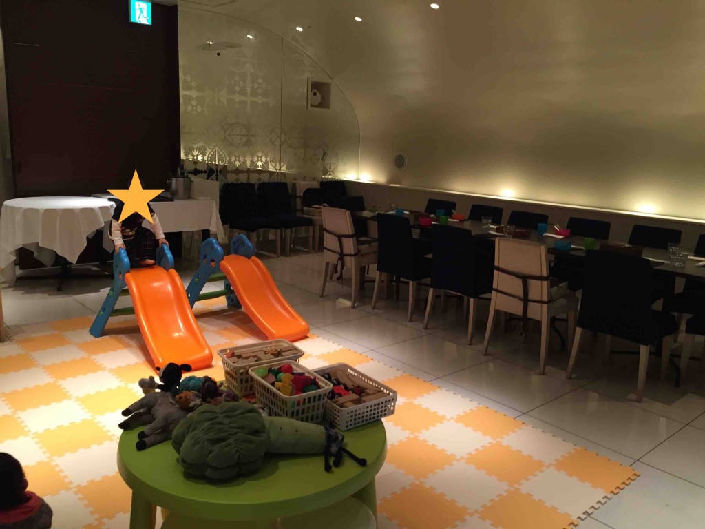 両サイドに長テーブル。その間がキッズスペースで、みんなでシェアして使用する感じ