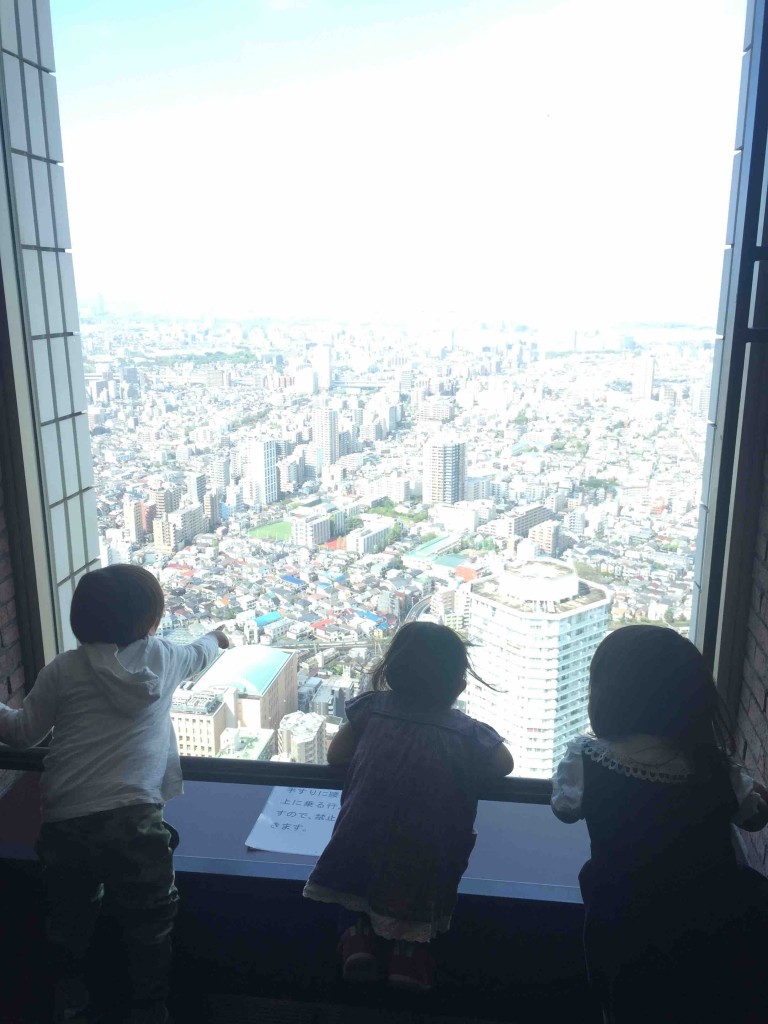 サンシャイン60の59F。展望台にあがらなくても、お店の前のスペースから東京を見渡せます。