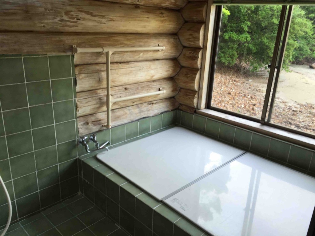 お風呂は、貸切で使う家族風呂が２つ。早いもの順。