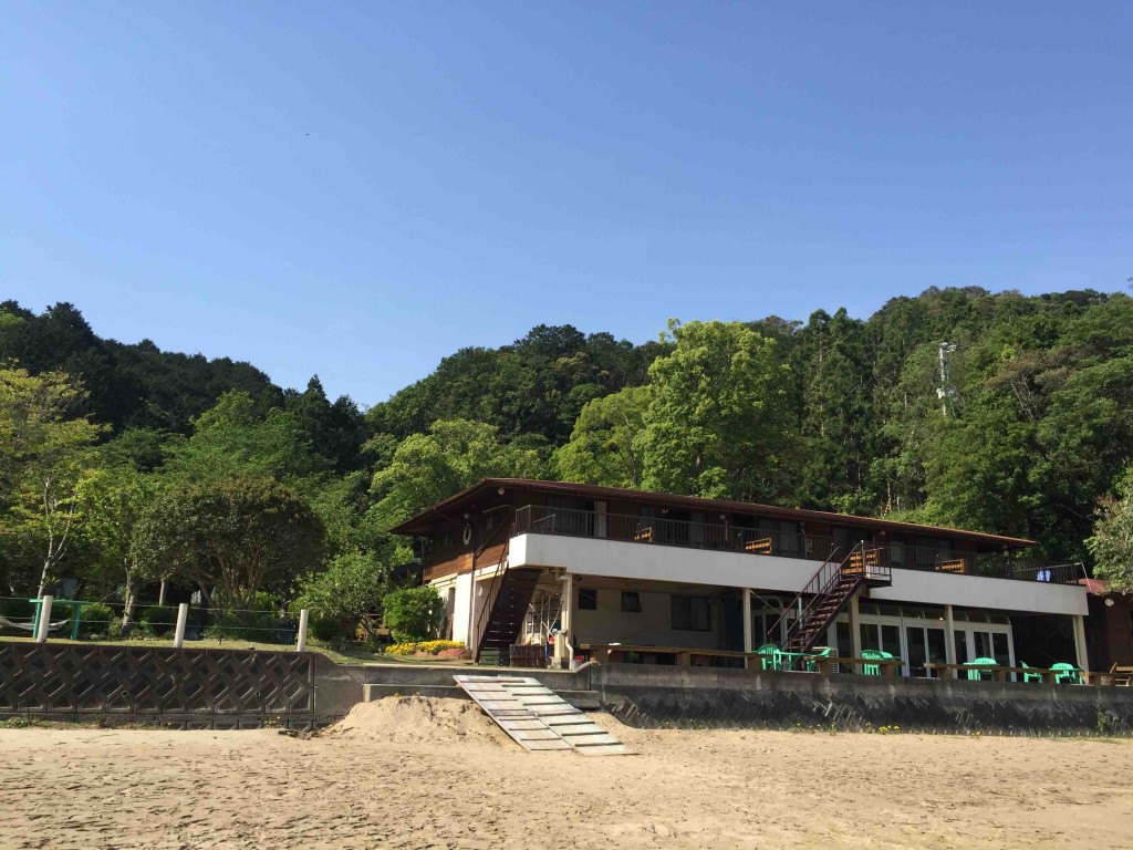 ビーチから見た本館。２階が客室で、すべてオーシャンフロント。テラス＋ベンチ付き。テラスから下に降りることもできます。