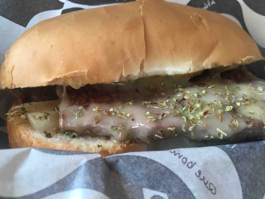 ブラジル人はこれにマヨネーズをかける人が多いらしく、私もこのあとかけてみた。