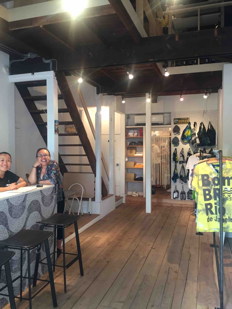 おしゃれな店内にはTシャツなどのショップと、飲食スペースが。