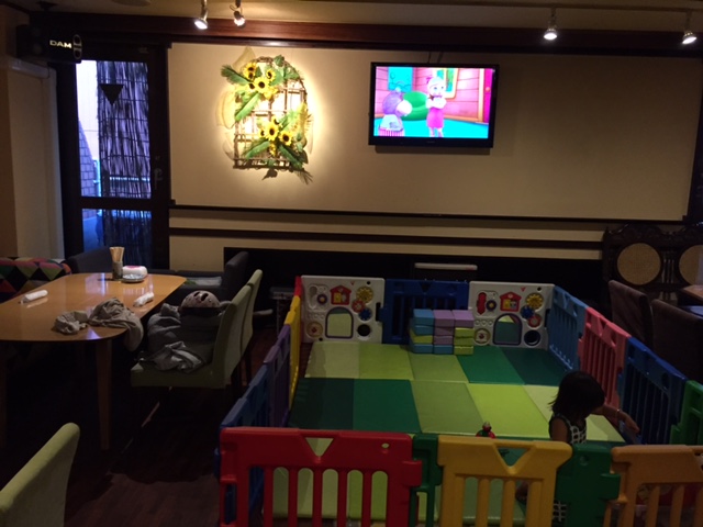 飲み屋的なお店の中央にはキッズスペース。