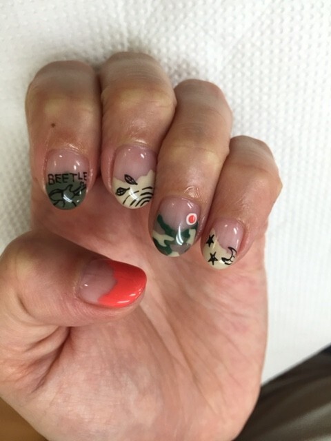 右手は、カブトムシと、水面に落ちる木の葉と、夜空がモチーフ