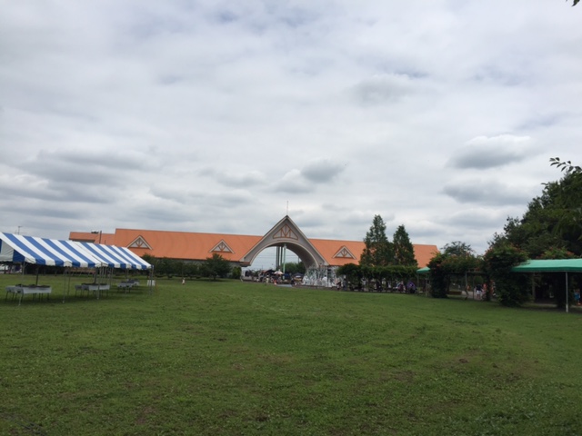 収穫が終わったら、建物の方に移動。広い芝生の向こうに本館が見えます