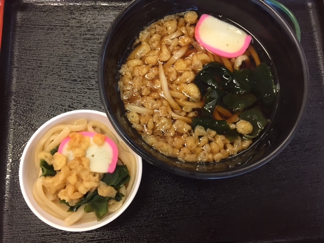 うどんはなんと米粉でできたもの！もっちり、しっかり。うどん好きの娘も気に入ったみたいです。たぬきうどん（６００円）