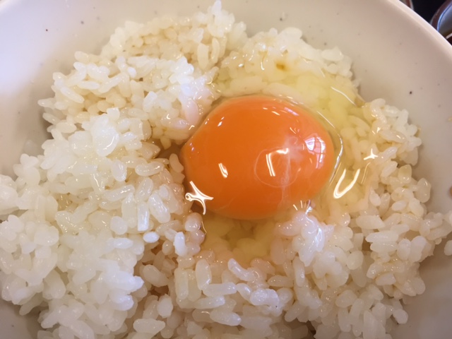 お米の味をシンプルに味わえる卵かけご飯定食も用意されています。たまごかけご飯（３００円）
