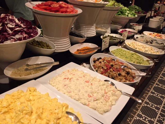 サラダバーは健在。でもなんか種類が減った？？