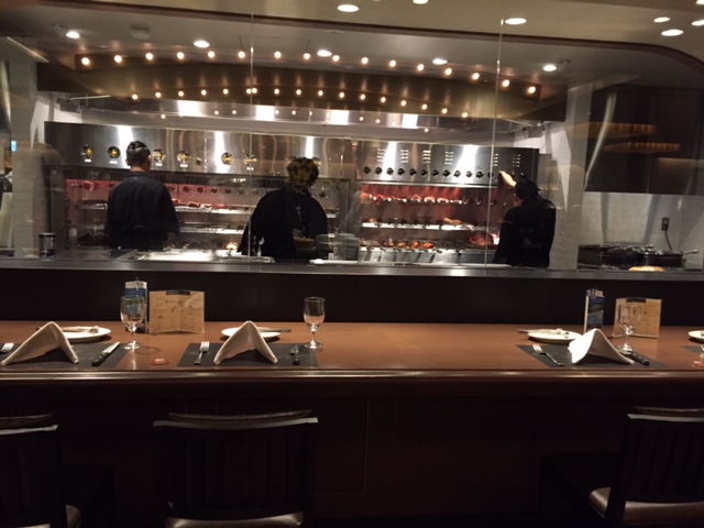 入ってすぐの左手にオープンキッチン。その前にはカウンター席が誕生。