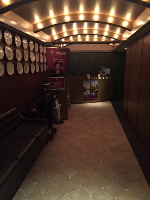 壁のサイン皿は健在だけれど、なんだか落ち着いた空間。