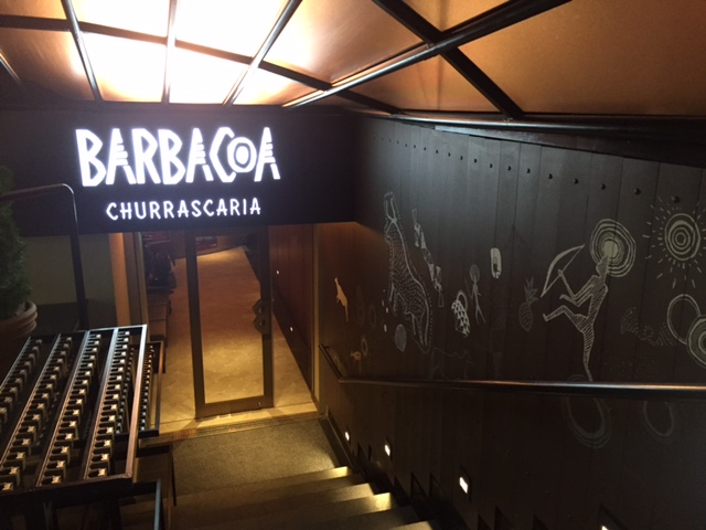 階段脇には絵が描かれ、扉には「B」の文字