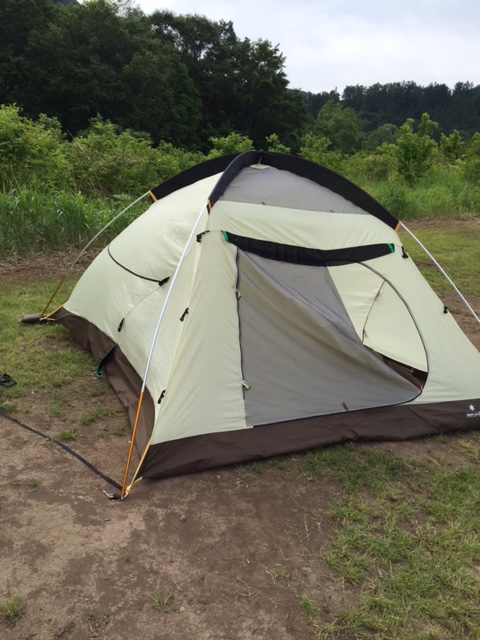 テントはスノーピークのアメニティードームM。初心者でも意外に立てやすい。