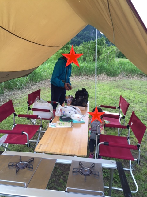 ダイニングテーブル、椅子、調理台。結構大きい。