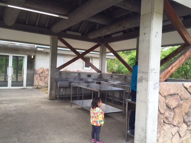 手前が炊事棟。奥がトイレ。今キャンプ場でも増えているというウォシュレットはないけれど、とっても清潔