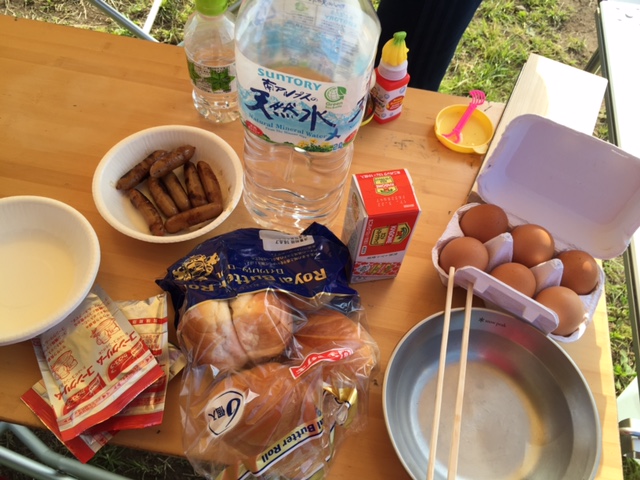 朝ごはんも基本、焼くだけの簡単なもの。このあと撤収が待っていますから。