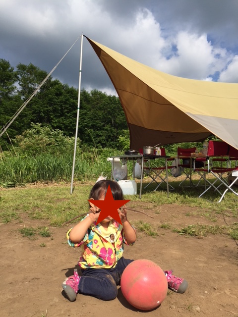 親たちはキャンプ場での遊び方をまだ分かっていないので、娘は一人遊び。ドロドロ。