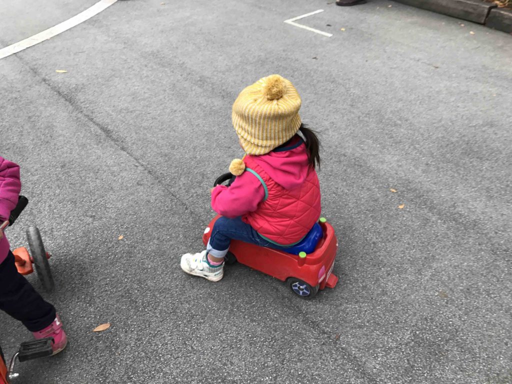 そんなわけで、うちの子は足で蹴るタイプの車でガマン。